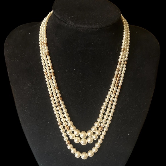 🎉HP🎉 Vtg Triple Strand Graduated Simulated Pearl Necklace w Beige Accents - Picture 1 of 6